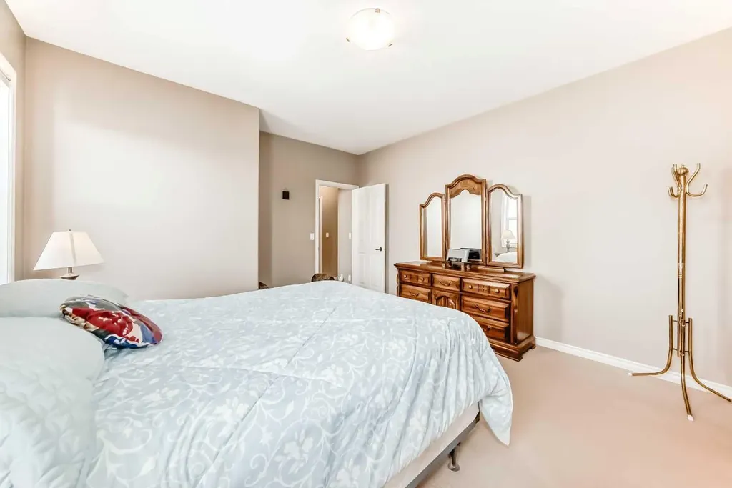 8 Filbert Close Sylvan Lake AB T4S 2L2