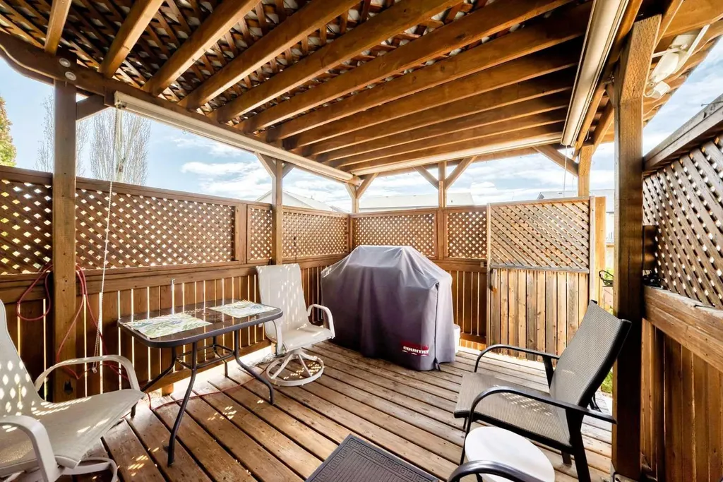8 Filbert Close Sylvan Lake AB T4S 2L2