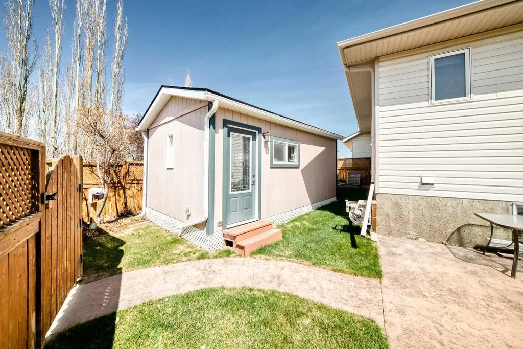 8 Filbert Close Sylvan Lake AB T4S 2L2