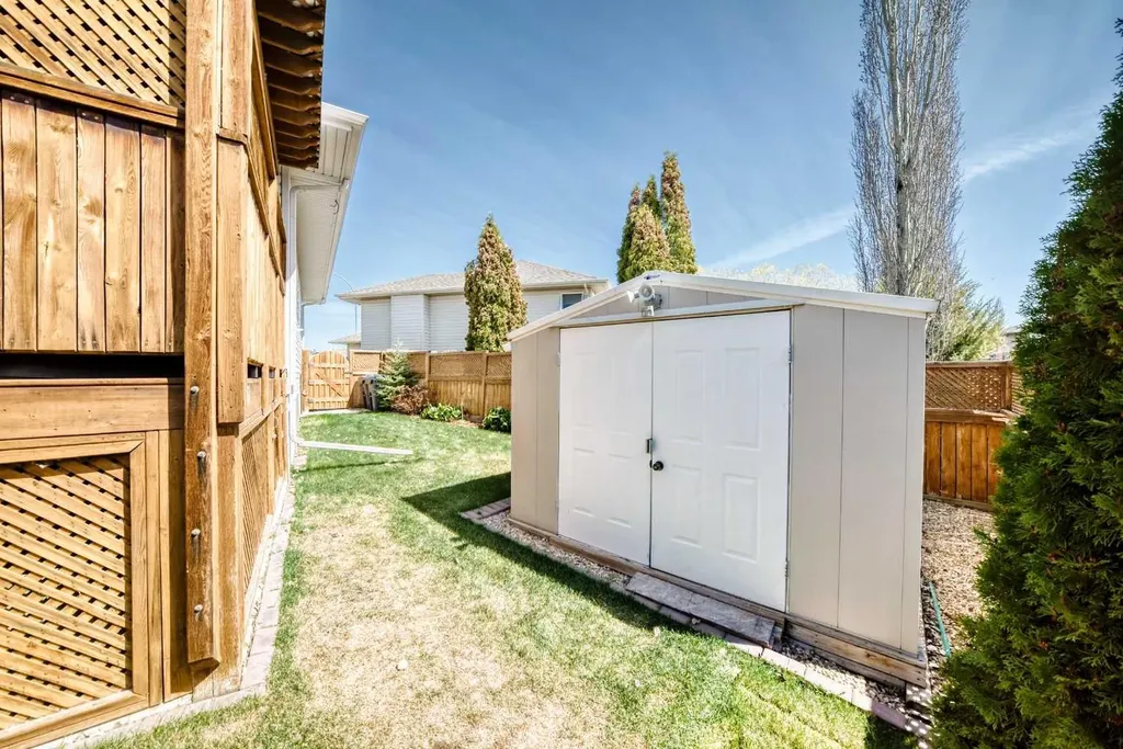 8 Filbert Close Sylvan Lake AB T4S 2L2
