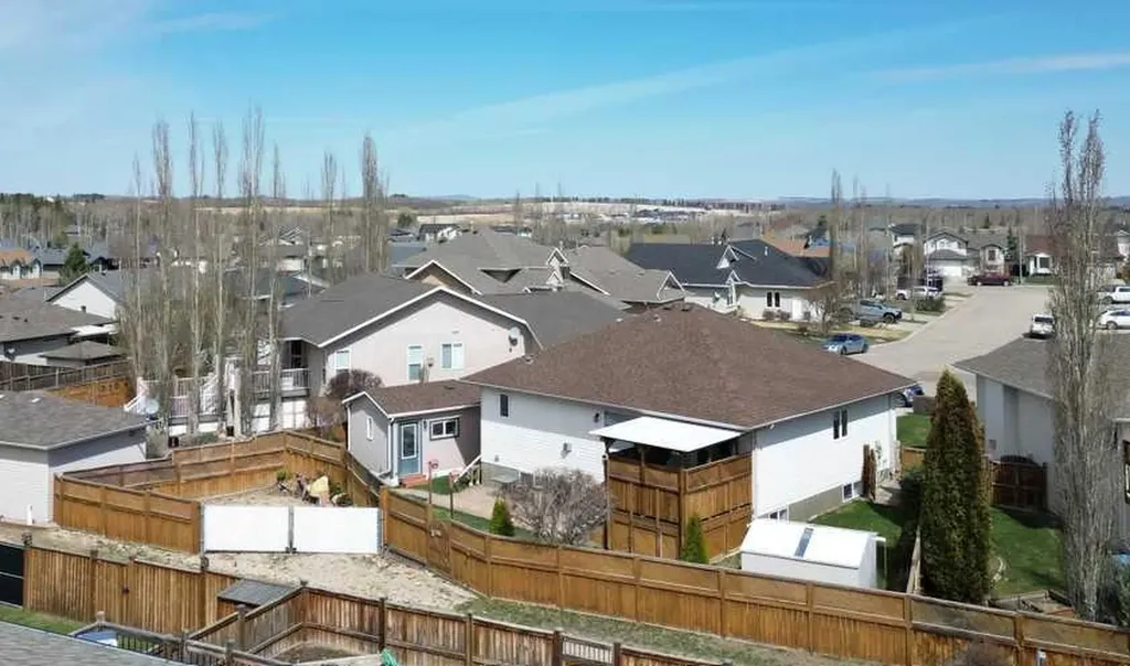 8 Filbert Close Sylvan Lake AB T4S 2L2