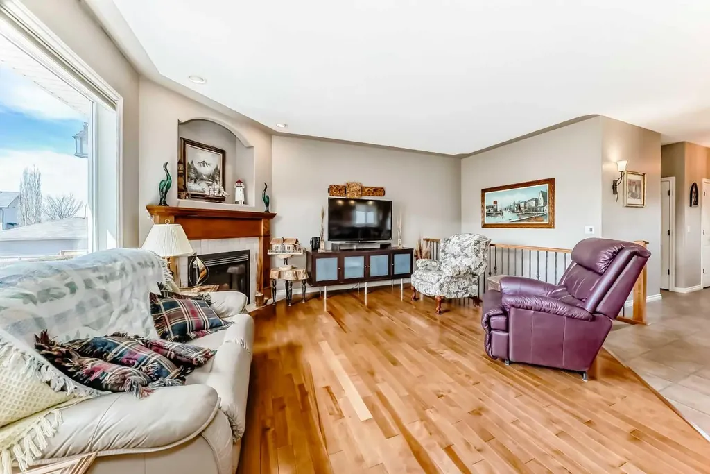 8 Filbert Close Sylvan Lake AB T4S 2L2