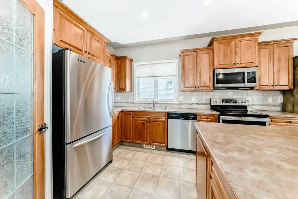 8 Filbert Close Sylvan Lake AB T4S 2L2