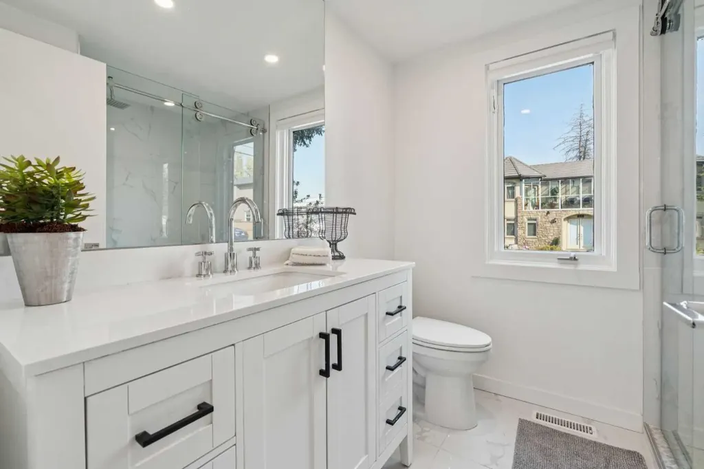 809 9 Street NE Calgary AB T2E 7K2