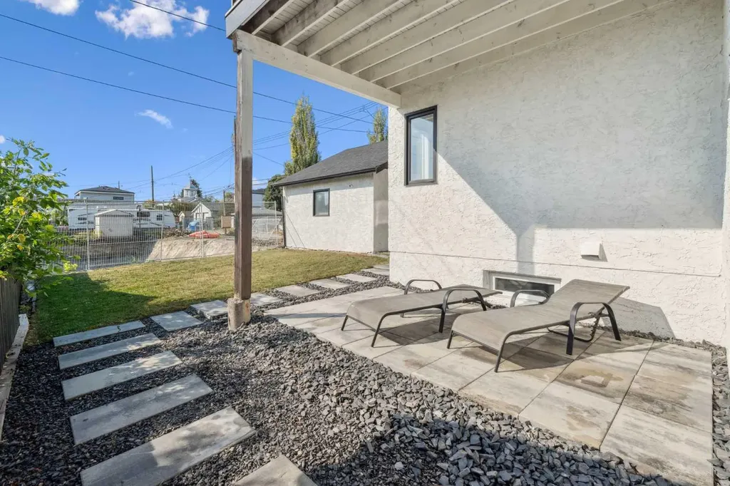 809 9 Street NE Calgary AB T2E 7K2