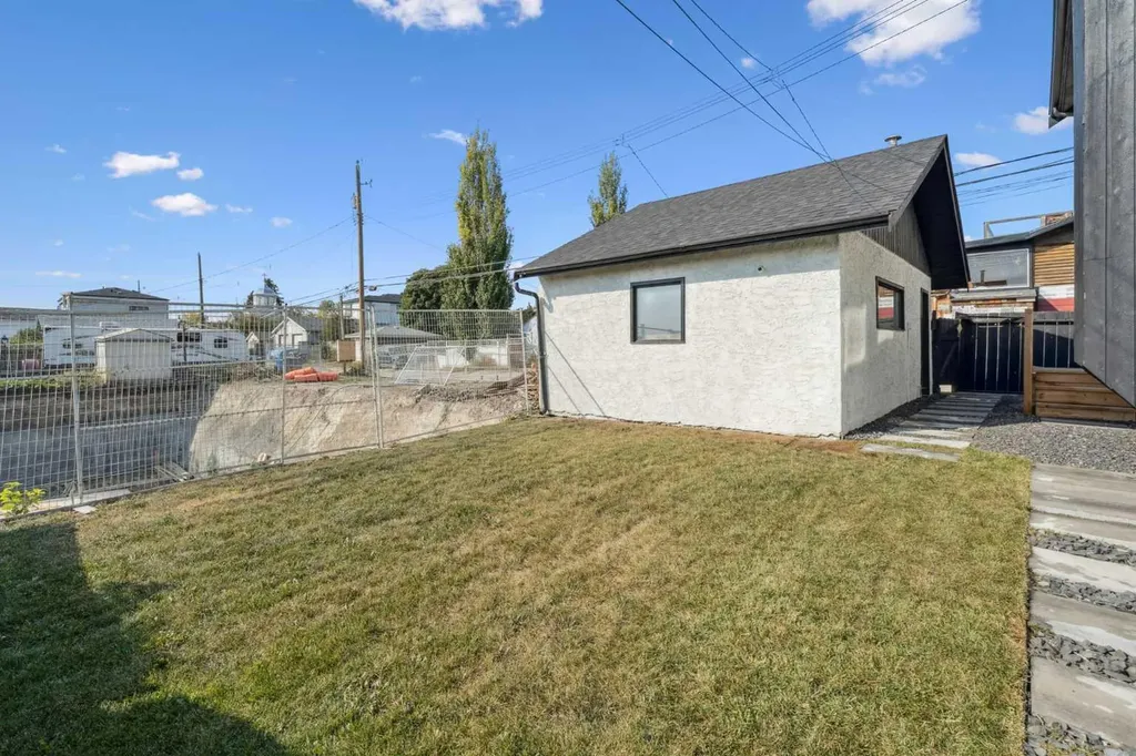 809 9 Street NE Calgary AB T2E 7K2
