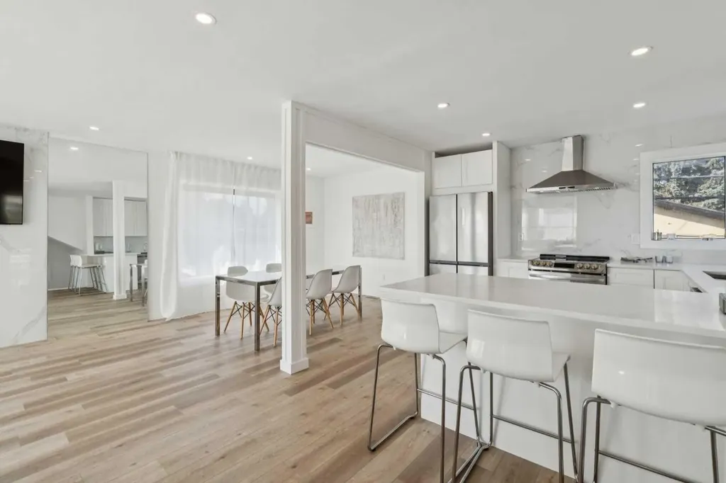 809 9 Street NE Calgary AB T2E 7K2
