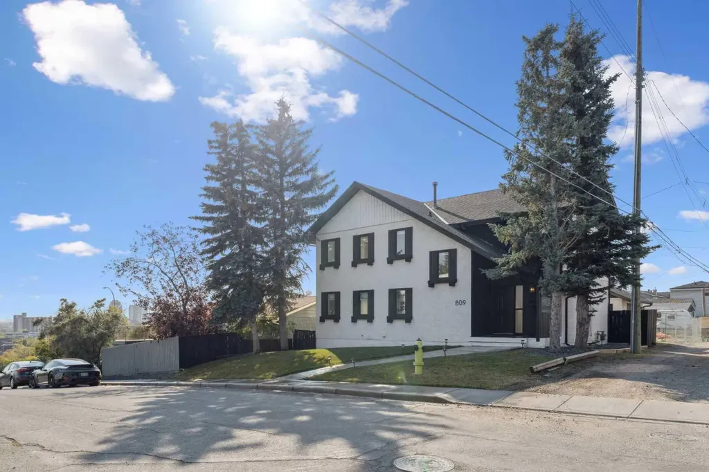 809 9 Street NE Calgary AB T2E 7K2