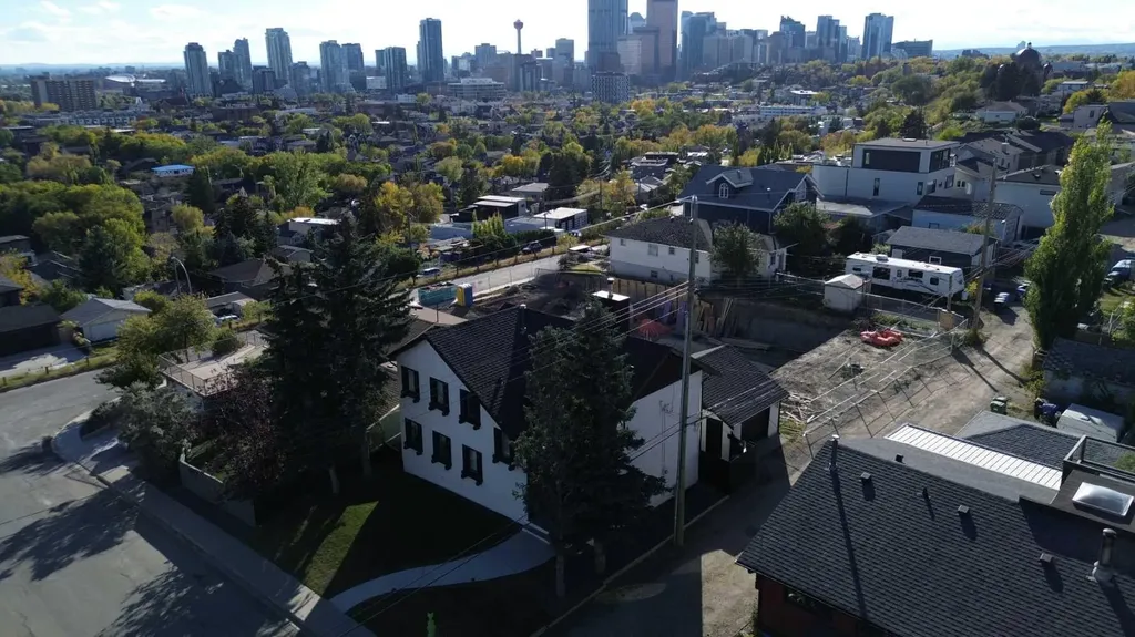 809 9 Street NE Calgary AB T2E 7K2