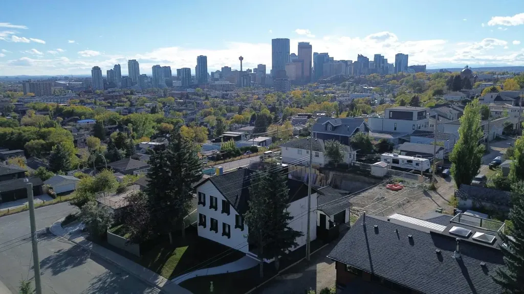 809 9 Street NE Calgary AB T2E 7K2