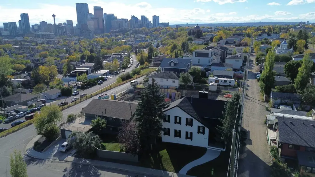 809 9 Street NE Calgary AB T2E 7K2