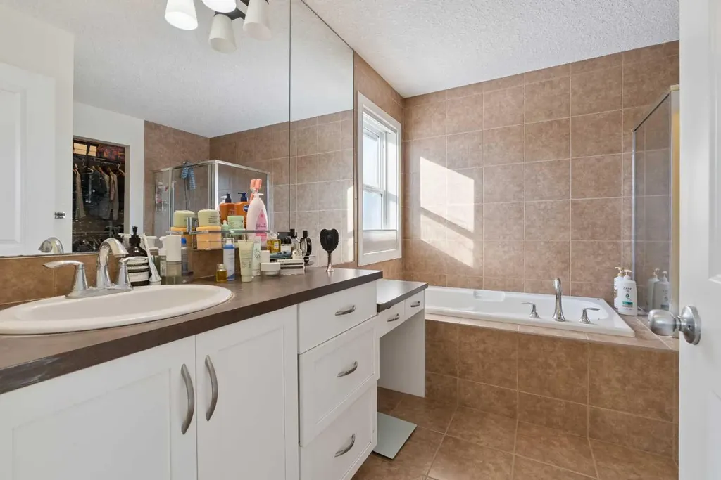 47 Everbrook Crescent SW Calgary AB T2Y 0J2