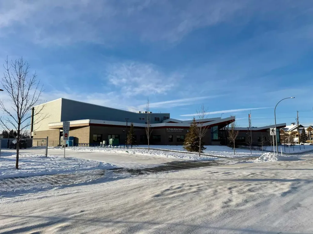 47 Everbrook Crescent SW Calgary AB T2Y 0J2