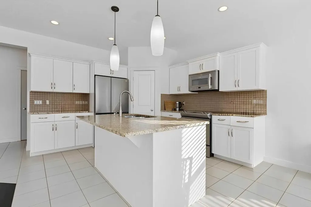 47 Everbrook Crescent SW Calgary AB T2Y 0J2