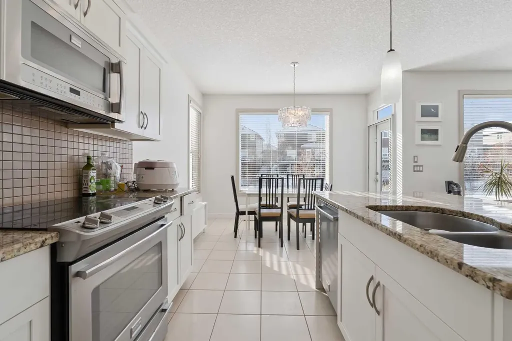 47 Everbrook Crescent SW Calgary AB T2Y 0J2