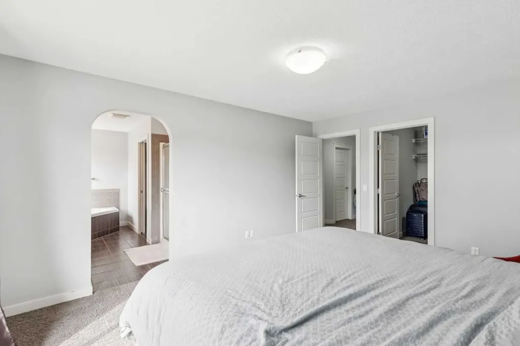 325 Evanspark Gardens NW Calgary AB T3P 0G6