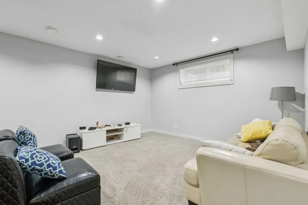 325 Evanspark Gardens NW Calgary AB T3P 0G6