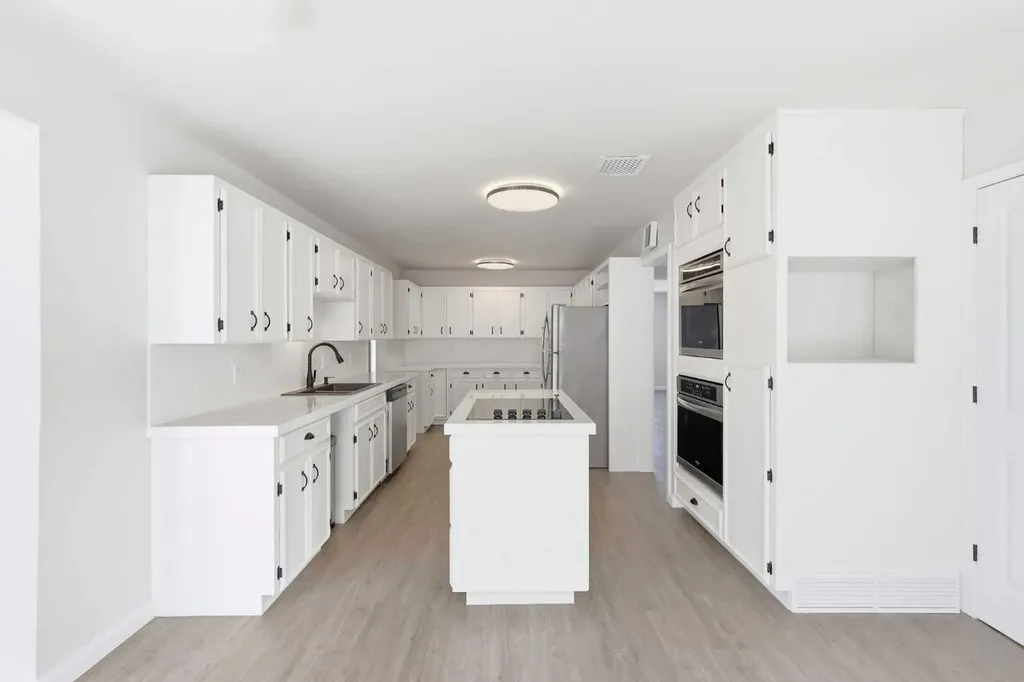5031 Vienna Drive NW Calgary AB T3A 0W8