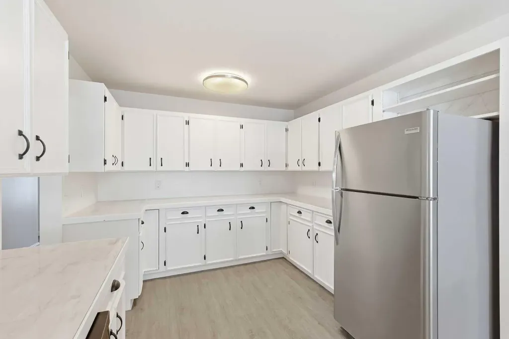 5031 Vienna Drive NW Calgary AB T3A 0W8