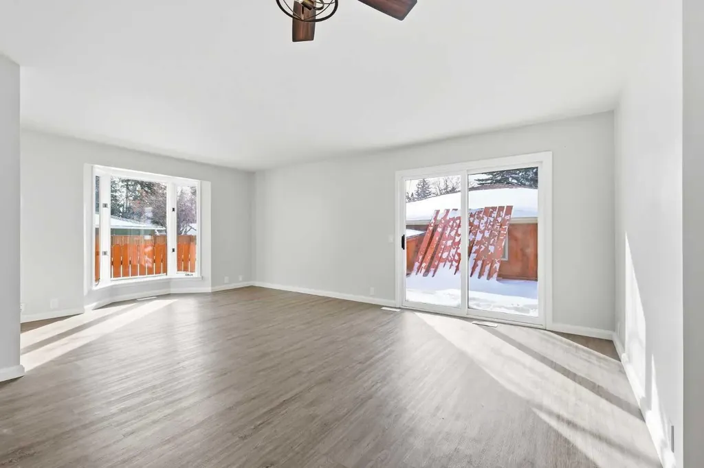 5031 Vienna Drive NW Calgary AB T3A 0W8