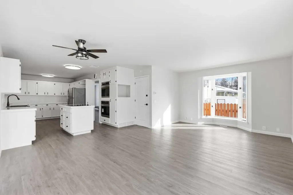 5031 Vienna Drive NW Calgary AB T3A 0W8
