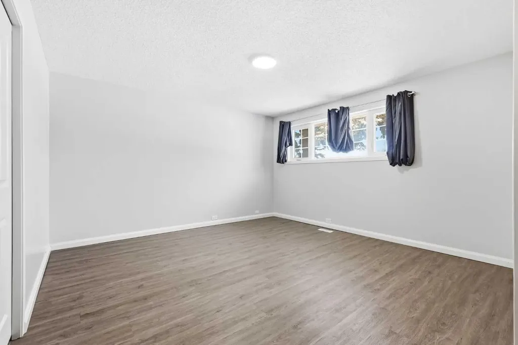 5031 Vienna Drive NW Calgary AB T3A 0W8
