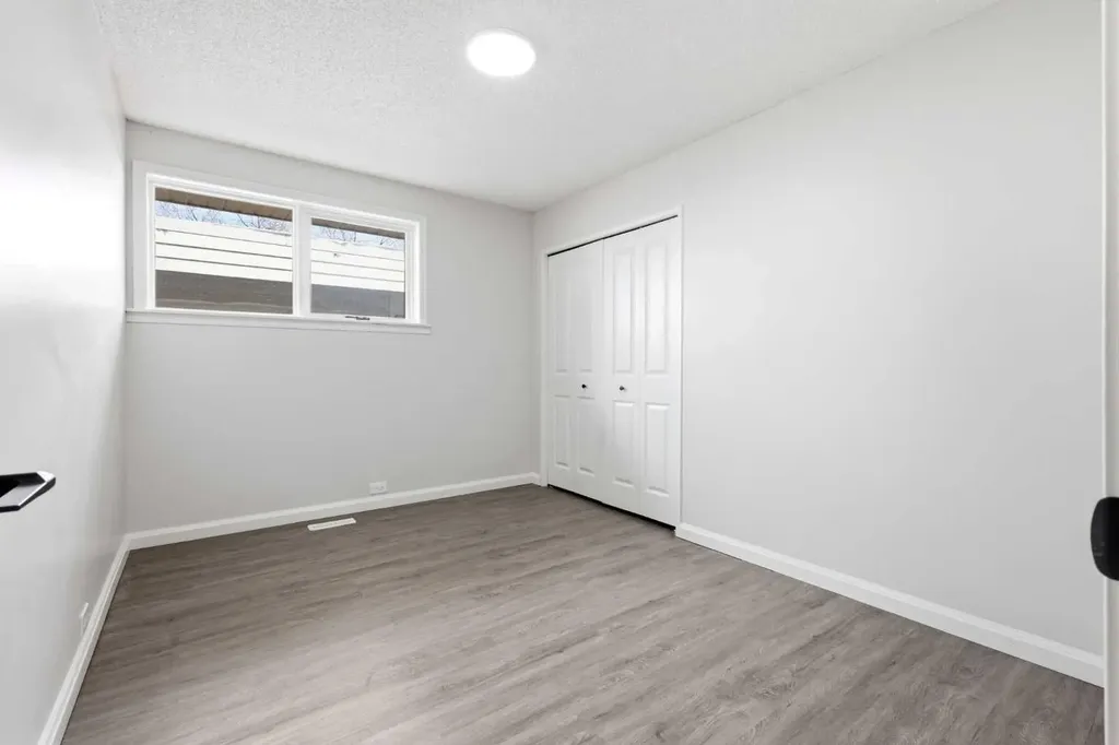 5031 Vienna Drive NW Calgary AB T3A 0W8