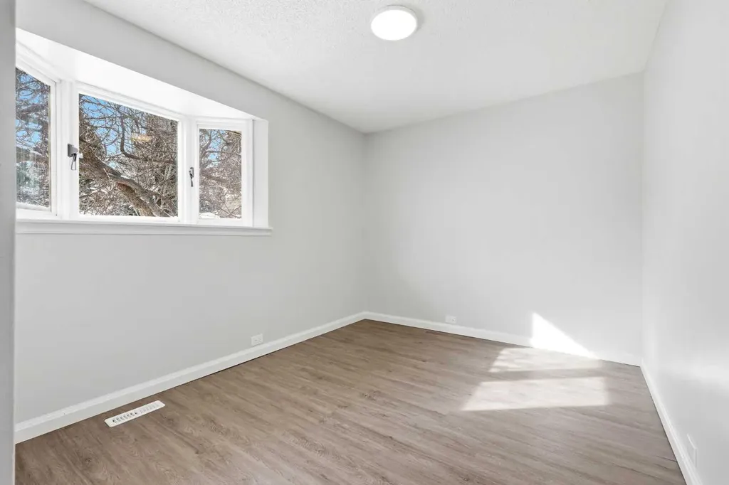 5031 Vienna Drive NW Calgary AB T3A 0W8