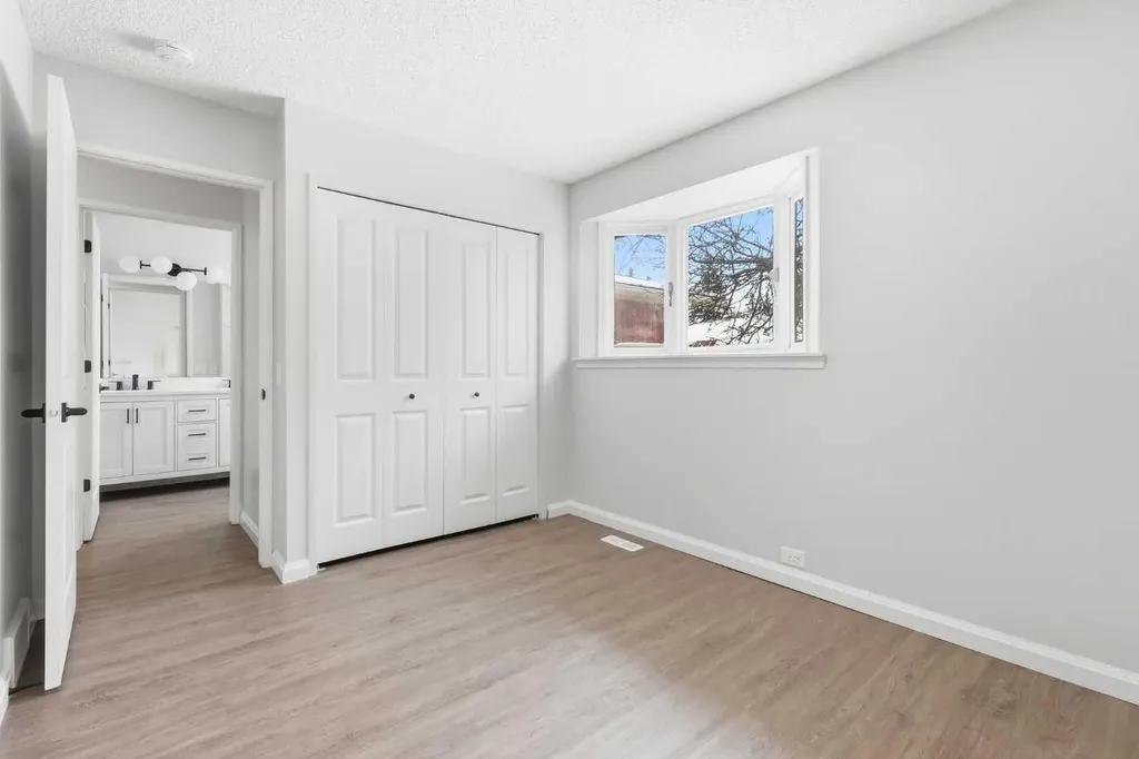 5031 Vienna Drive NW Calgary AB T3A 0W8