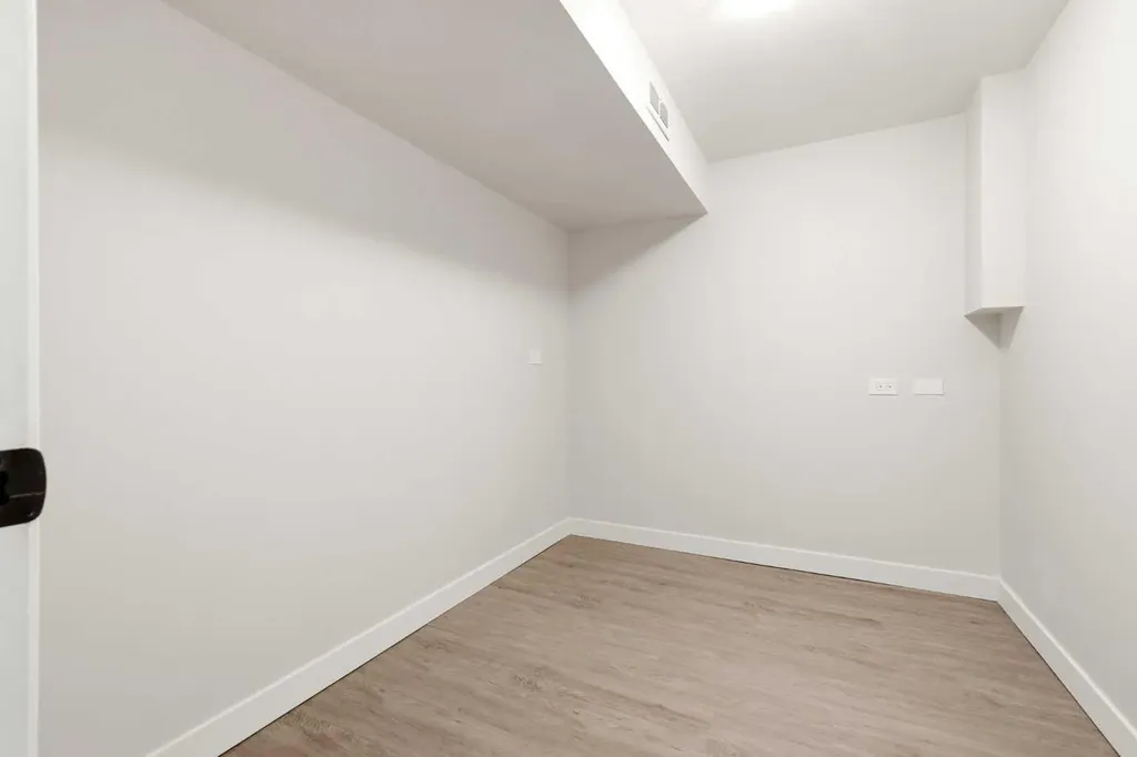 5031 Vienna Drive NW Calgary AB T3A 0W8
