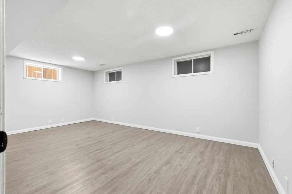 5031 Vienna Drive NW Calgary AB T3A 0W8