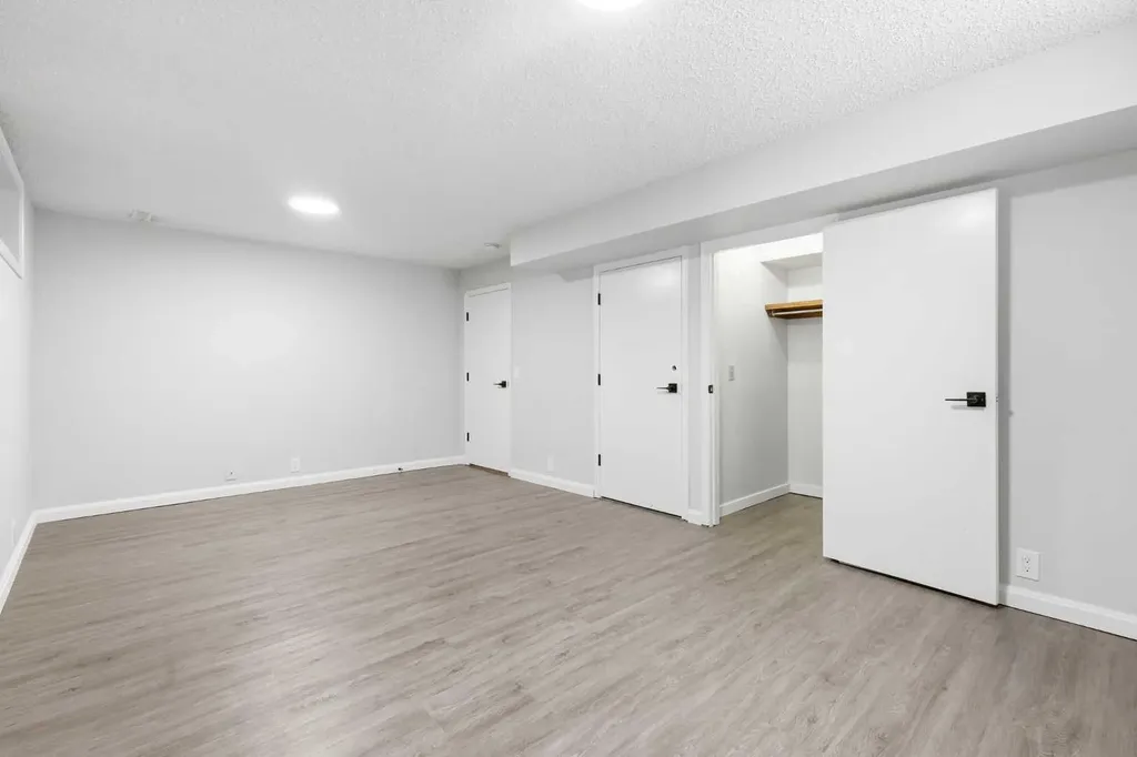 5031 Vienna Drive NW Calgary AB T3A 0W8