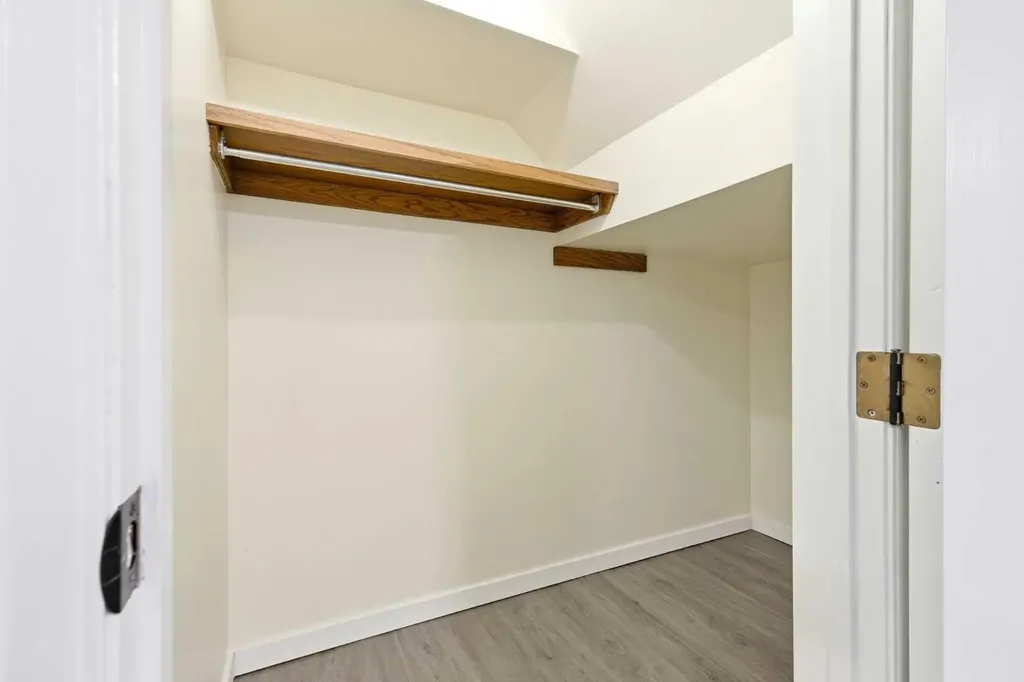 5031 Vienna Drive NW Calgary AB T3A 0W8