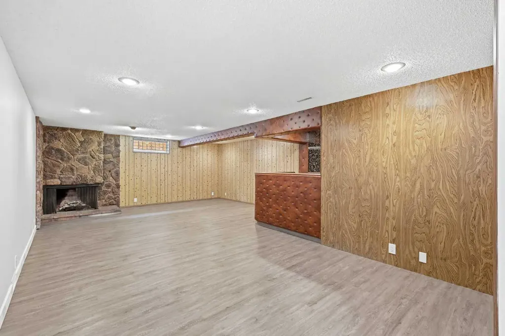 5031 Vienna Drive NW Calgary AB T3A 0W8