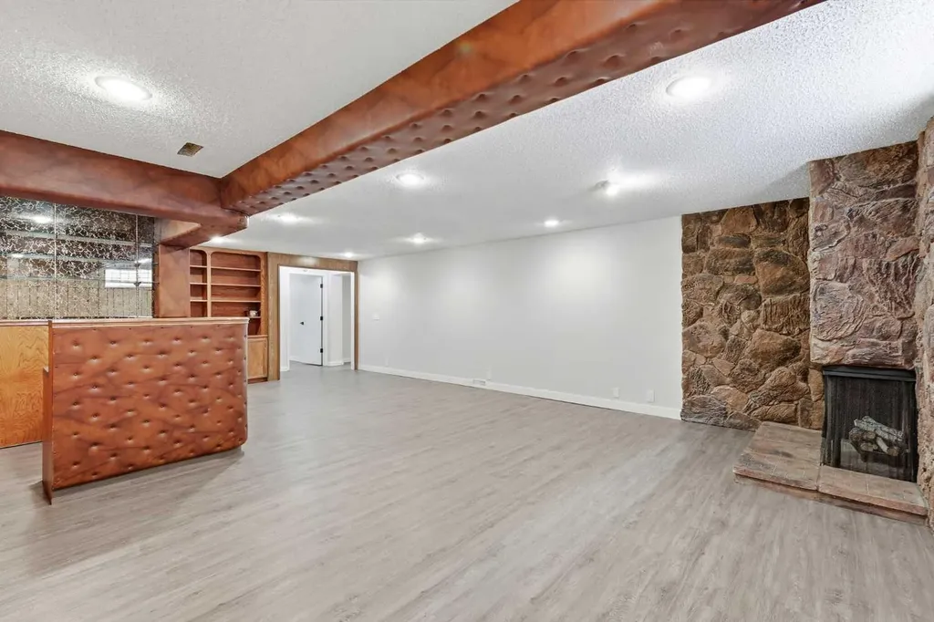 5031 Vienna Drive NW Calgary AB T3A 0W8