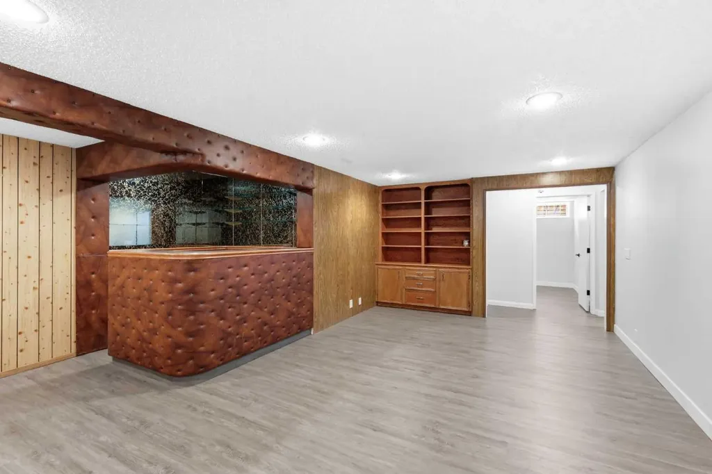 5031 Vienna Drive NW Calgary AB T3A 0W8