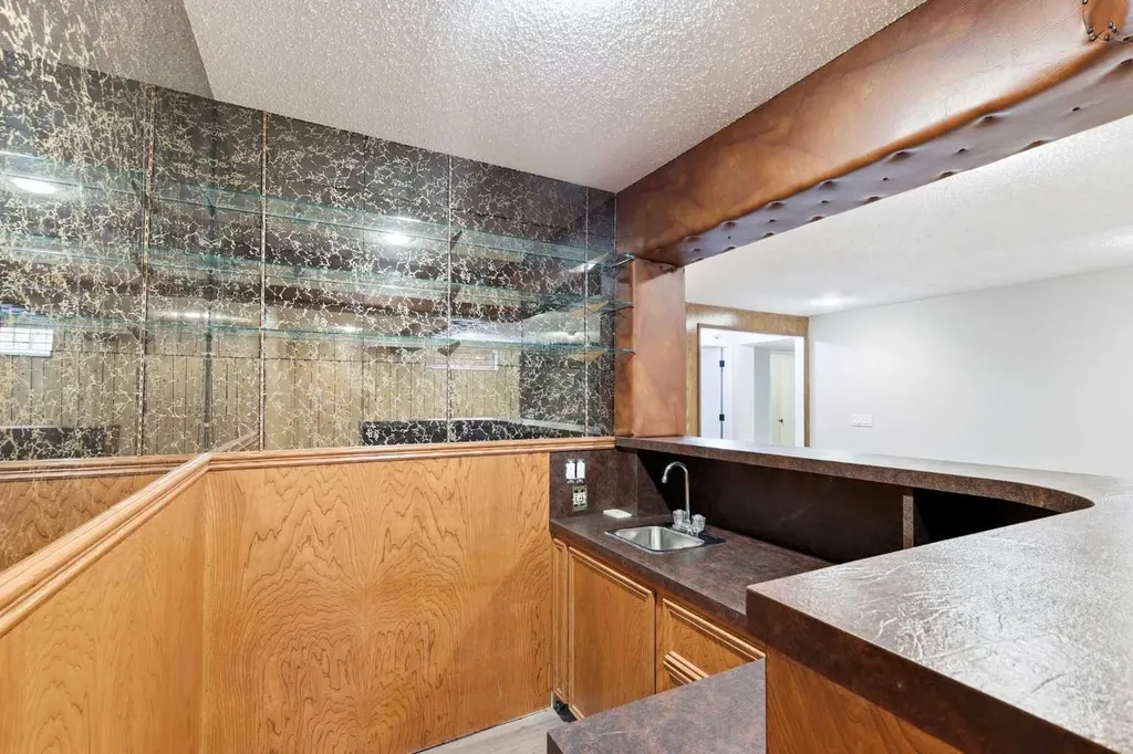 5031 Vienna Drive NW Calgary AB T3A 0W8