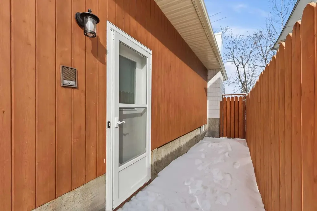 5031 Vienna Drive NW Calgary AB T3A 0W8