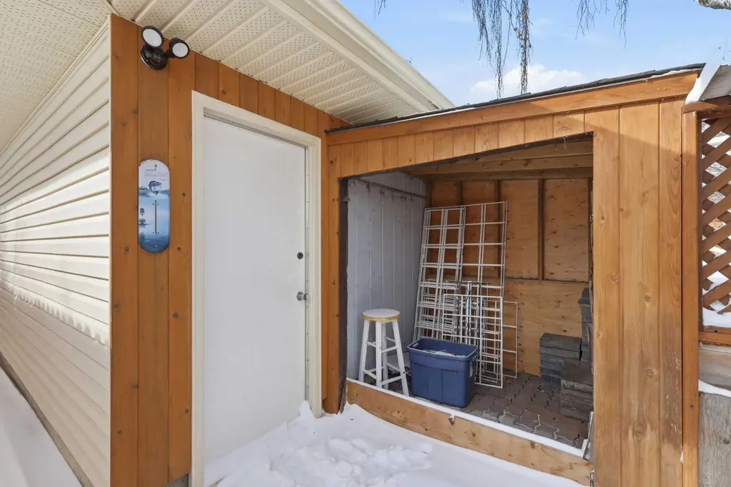 5031 Vienna Drive NW Calgary AB T3A 0W8