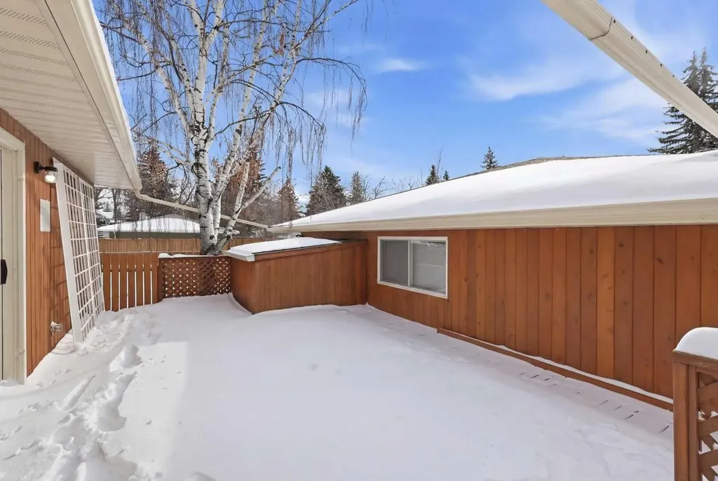5031 Vienna Drive NW Calgary AB T3A 0W8