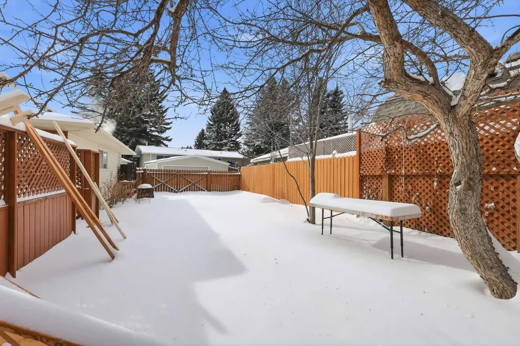 5031 Vienna Drive NW Calgary AB T3A 0W8