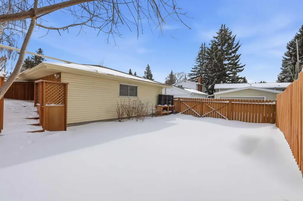 5031 Vienna Drive NW Calgary AB T3A 0W8