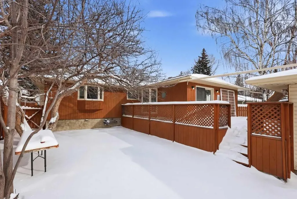 5031 Vienna Drive NW Calgary AB T3A 0W8