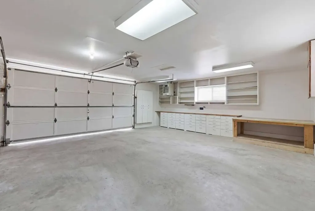 5031 Vienna Drive NW Calgary AB T3A 0W8