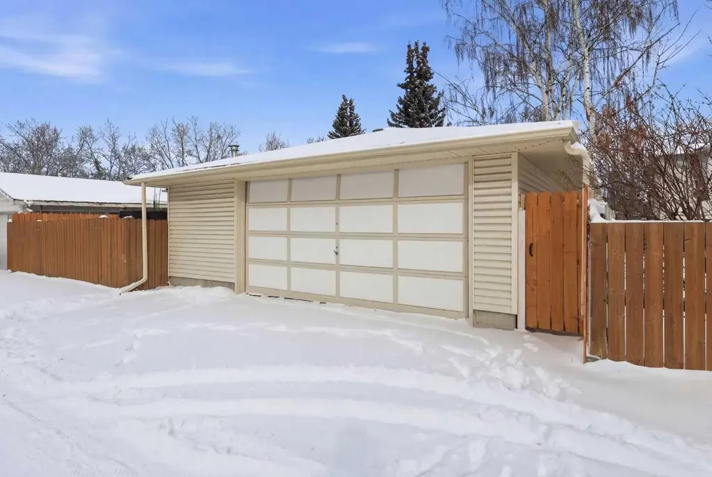 5031 Vienna Drive NW Calgary AB T3A 0W8