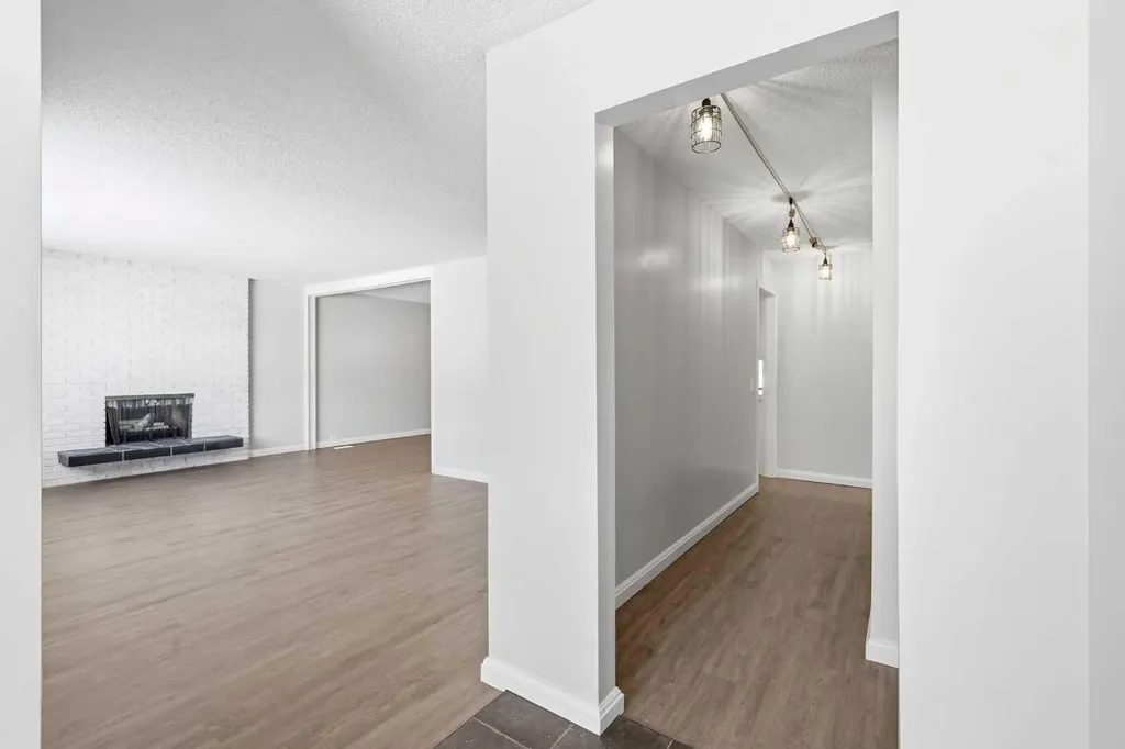 5031 Vienna Drive NW Calgary AB T3A 0W8