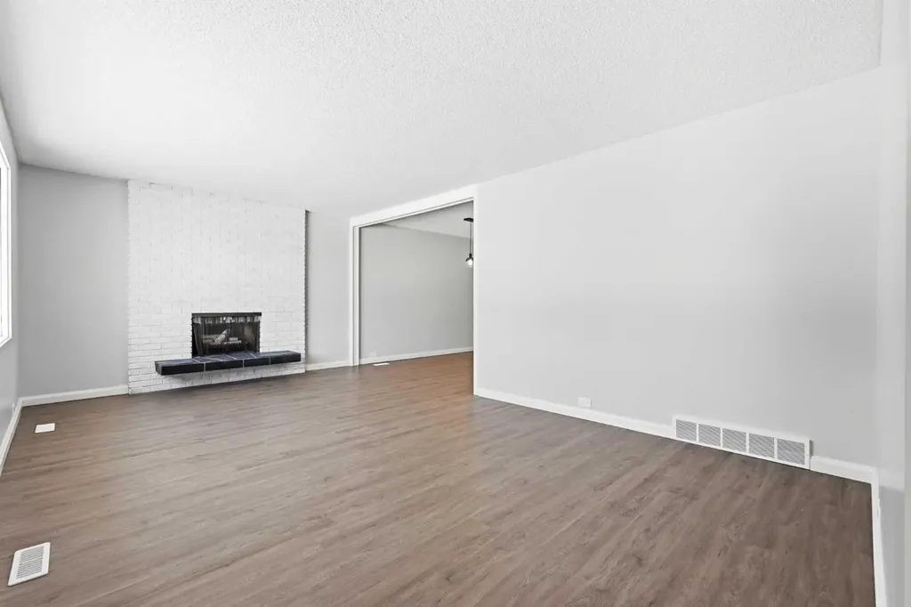 5031 Vienna Drive NW Calgary AB T3A 0W8