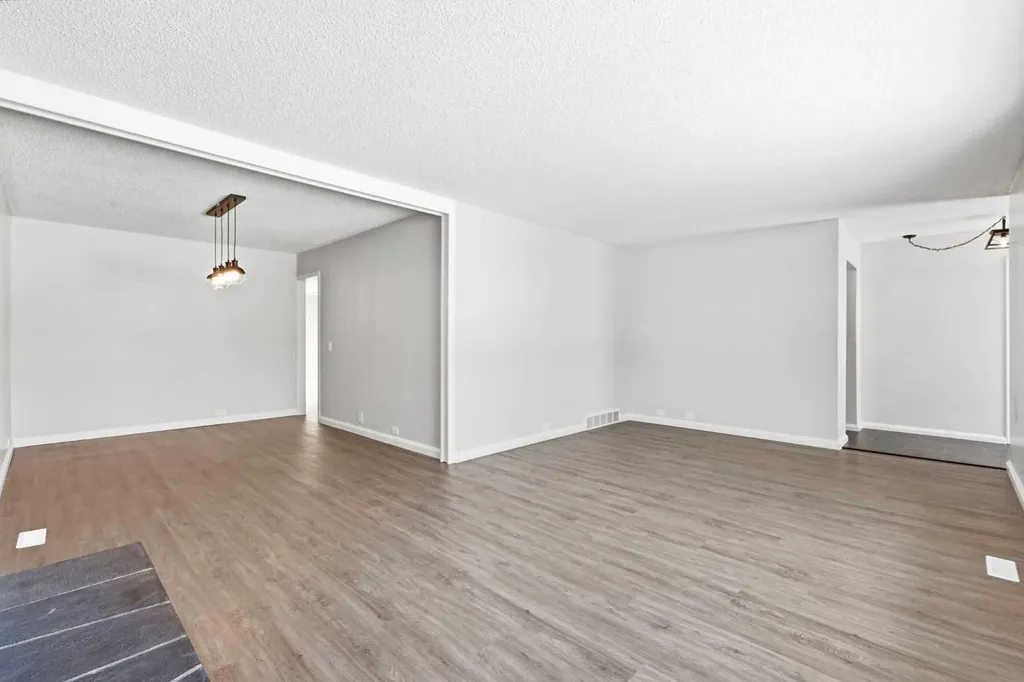 5031 Vienna Drive NW Calgary AB T3A 0W8