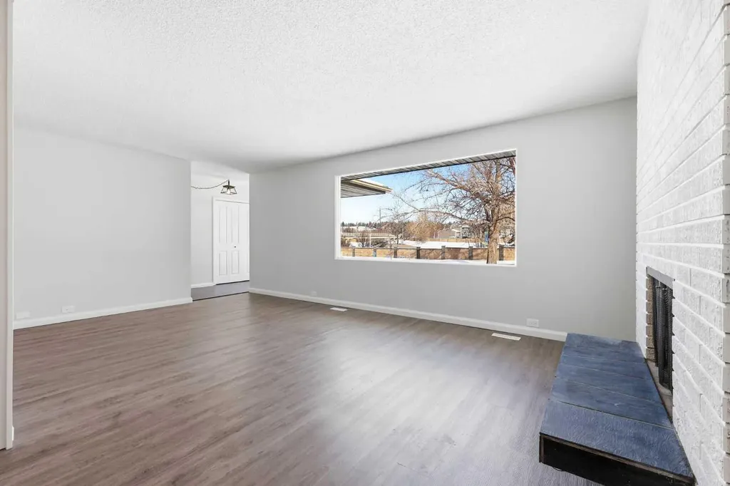 5031 Vienna Drive NW Calgary AB T3A 0W8