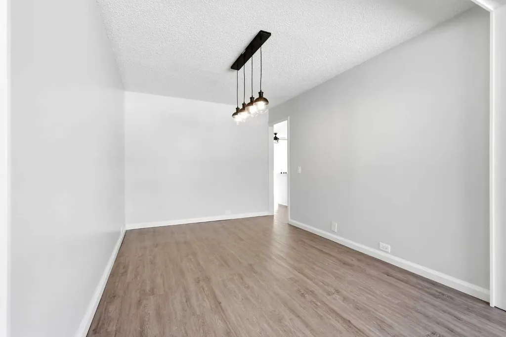 5031 Vienna Drive NW Calgary AB T3A 0W8